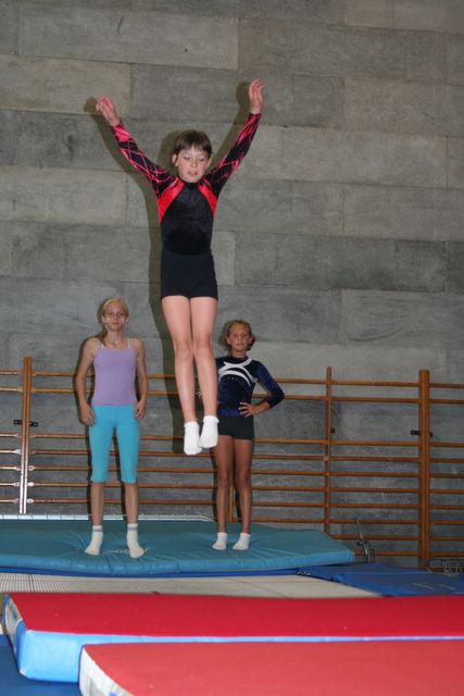 Hlne en chandelle sur trampoline